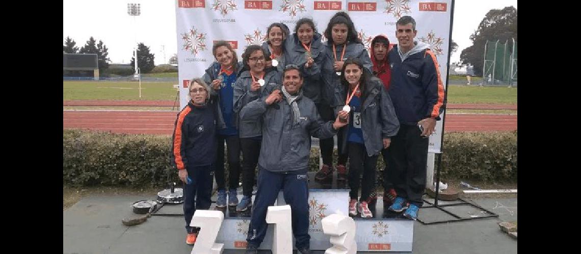 Grupo de atletismo que logrÃ³ las primeras medallas de ayer 