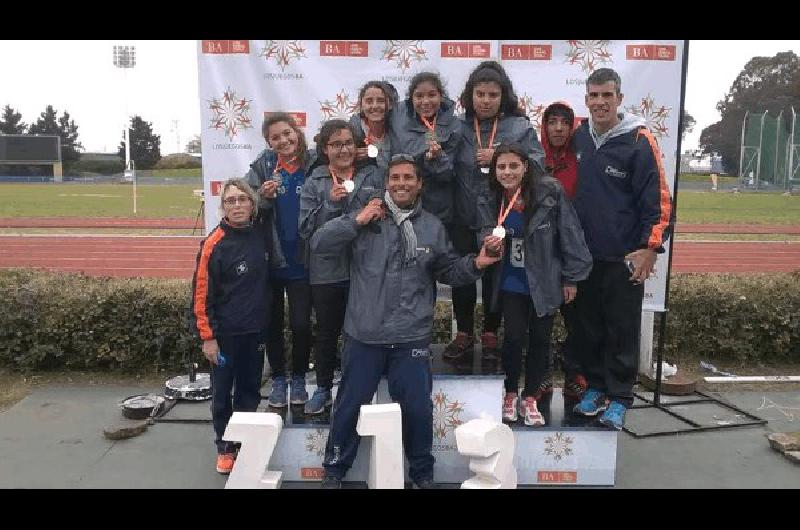 Grupo de atletismo que logrÃ³ las primeras medallas de ayer 