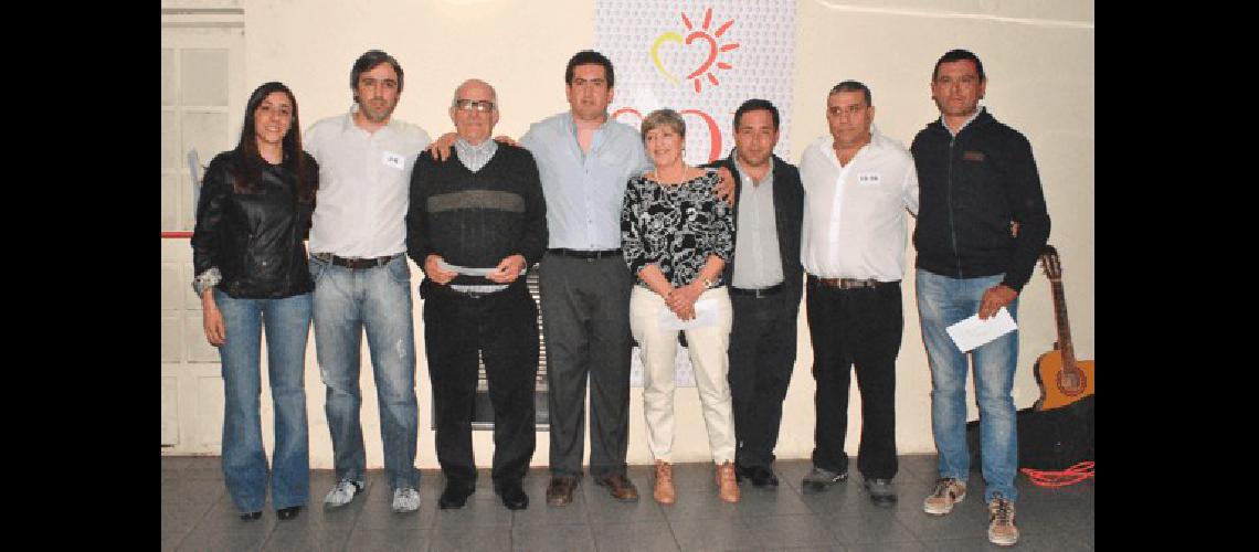 Los ganadores de la rifa 2015 del Grupo SOL junto a miembros de comisiÃ³n directiva 