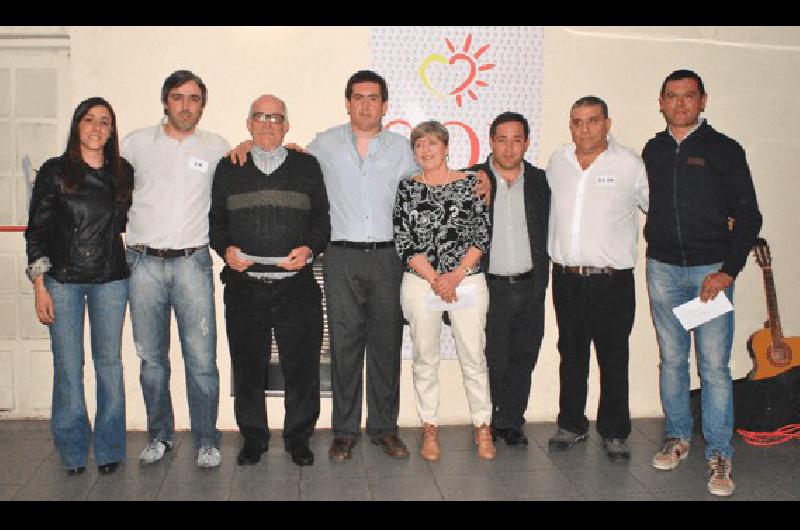 Los ganadores de la rifa 2015 del Grupo SOL junto a miembros de comisiÃ³n directiva 