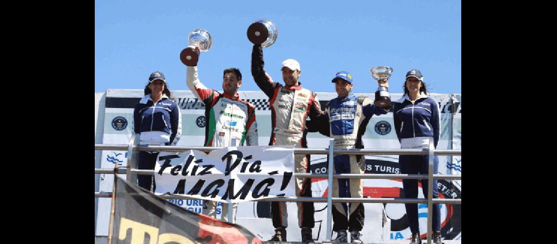 Luciano Trappa Nico Pezzucchi y JuliÃ�n Santero disfrutan del podio en La Plata El piloto de OlavarrÃ­a regresÃ³ al Ã�mbito nacional despuÃ©s de casi un aÃ±o 