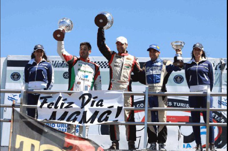 Luciano Trappa Nico Pezzucchi y JuliÃ�n Santero disfrutan del podio en La Plata El piloto de OlavarrÃ­a regresÃ³ al Ã�mbito nacional despuÃ©s de casi un aÃ±o 