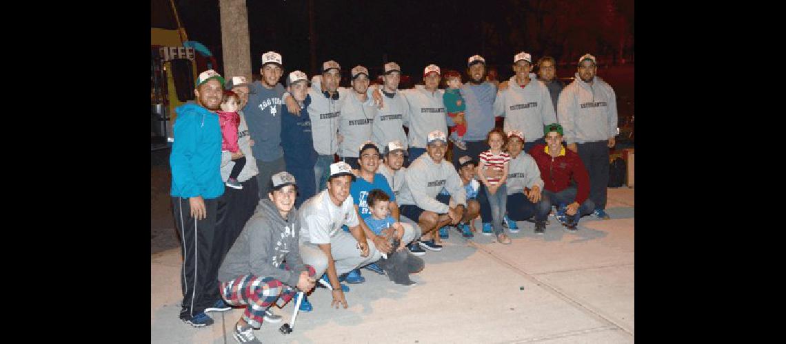 El plantel albinegro antes de partir a Mendoza para jugar el certamen 