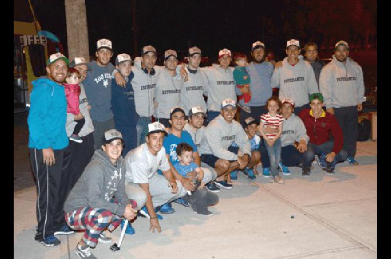 El plantel albinegro antes de partir a Mendoza para jugar el certamen 