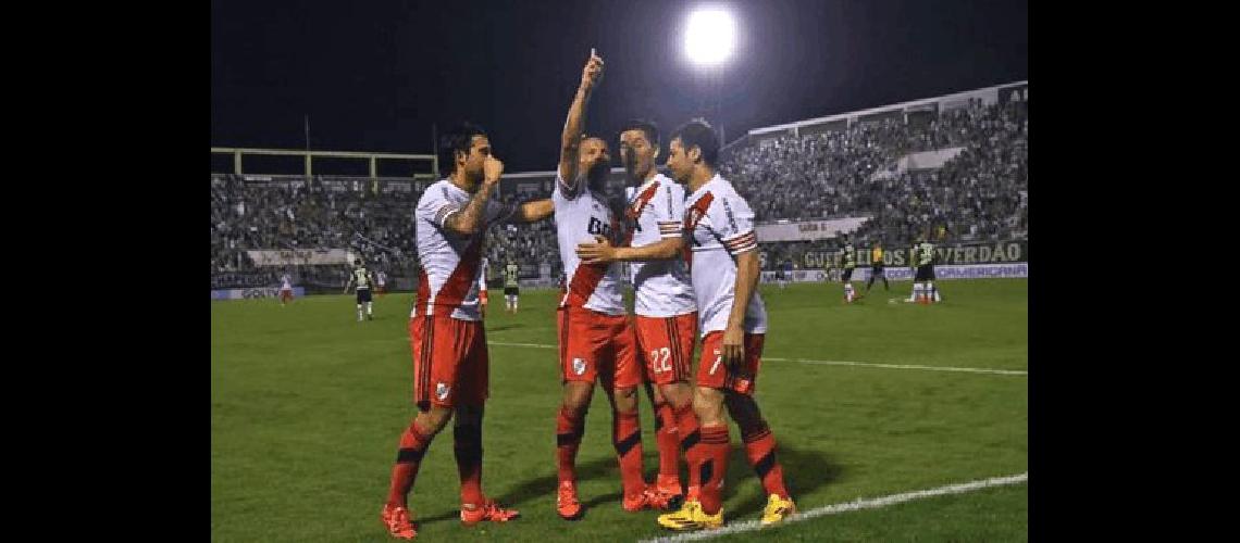 Cuando se iba el primer tiempo apareciÃ³ el uruguayo Carlos SÃnchez para sellar la igualdad parcial y tranquilidad para River 