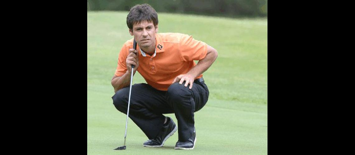 Alan Wagner antes de ejecutar un putt en el hoyo 18 