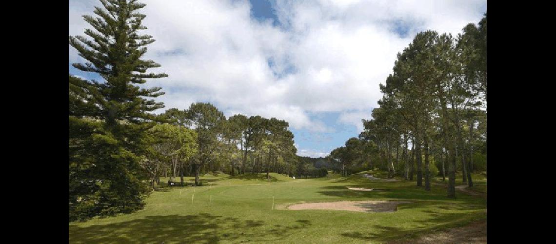 Vista del hoyo 9 en el Club del Lago Golf de Uruguay 