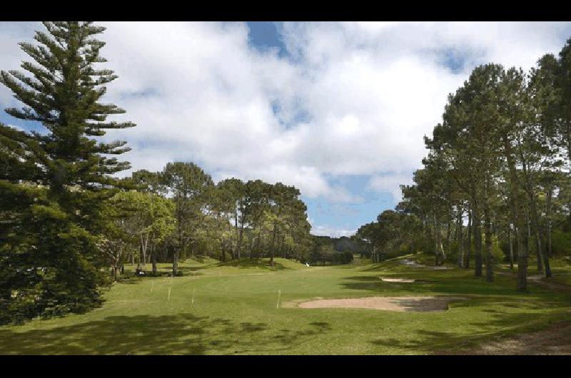 Vista del hoyo 9 en el Club del Lago Golf de Uruguay 