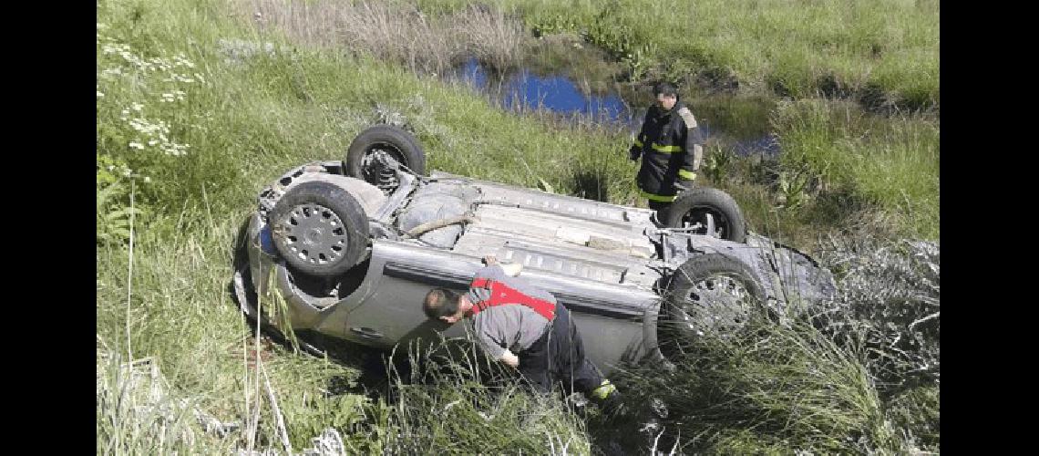 Los bomberos realizaron tareas de rigor en el vehÃ­culo accidentado 