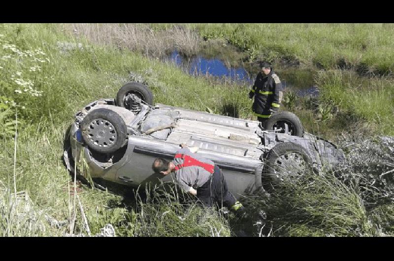 Los bomberos realizaron tareas de rigor en el vehÃ­culo accidentado 