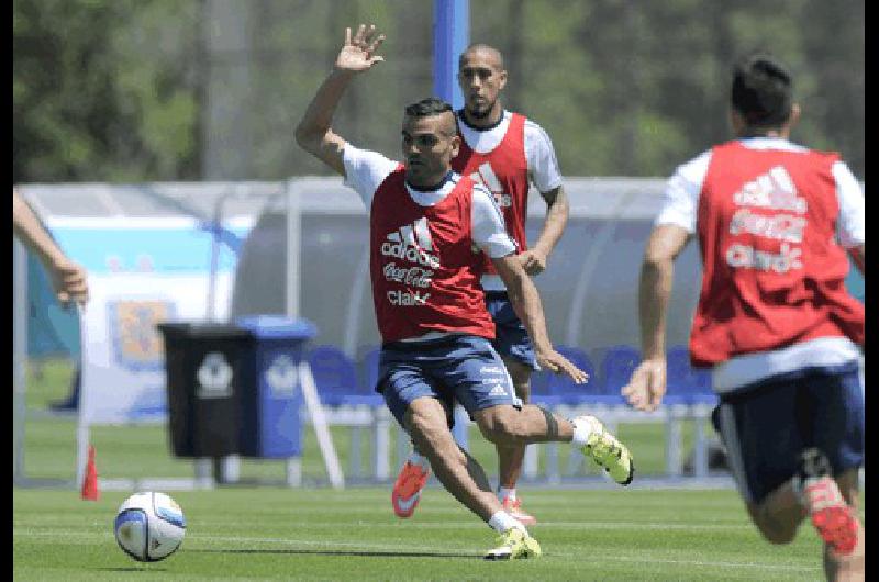 Gabriel Mercado la novedad en el entrenamiento de la Argentina en Ezeiza 