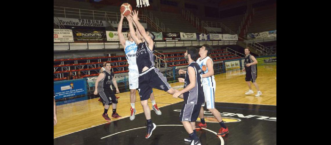 Estudiantes cayÃ³ como local ante Racing A Club en el primer juego 