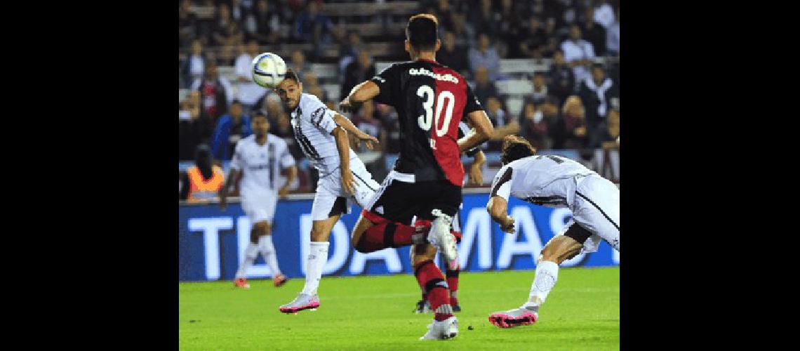 El equipo de Guillermo Barros Schelotto se impuso al de Lucas Bernardi por 2-1 y avanzÃ³ en la Liguilla Pre-Sudamericana 