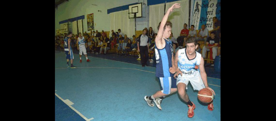 En el primer juego Ferro Carril Sud le ganÃ³ ampliamente de local a Racing A Club 88 - 61 