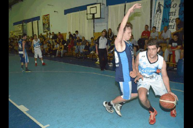 En el primer juego Ferro Carril Sud le ganÃ³ ampliamente de local a Racing A Club 88 - 61 