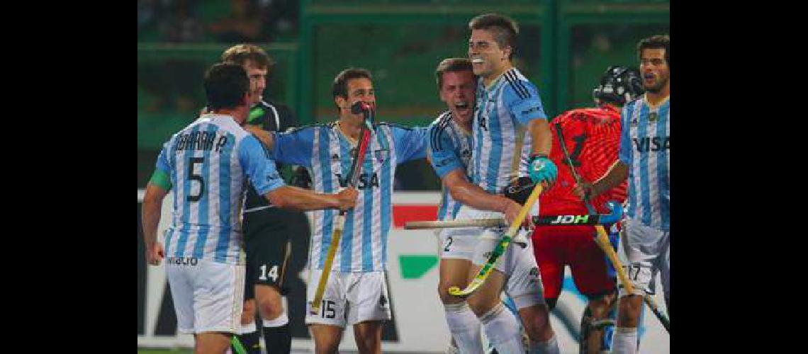 Los Leones festejan el primer gol 