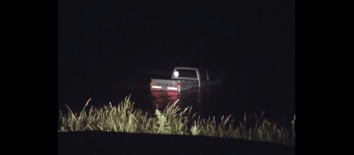 La pick-up que terminÃ³ en el interior de la laguna 