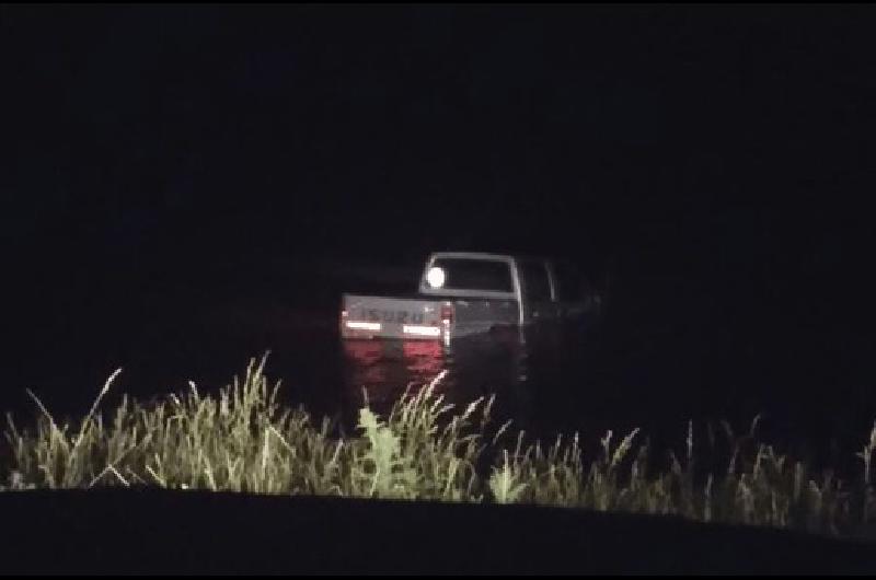 La pick-up que terminÃ³ en el interior de la laguna 