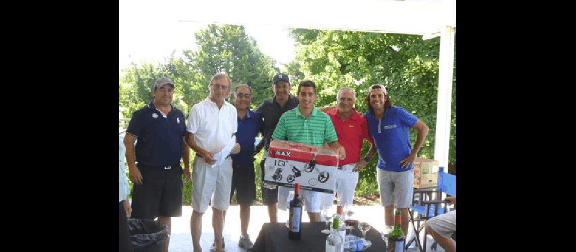 GarcÃ­a Pinto recibe el trofeo en la ceremonia de premiaciÃ³n 