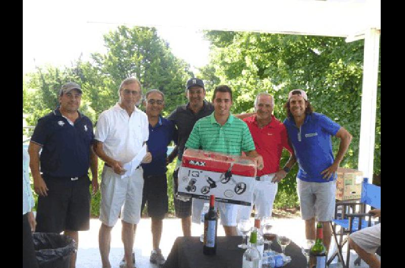 GarcÃ­a Pinto recibe el trofeo en la ceremonia de premiaciÃ³n 