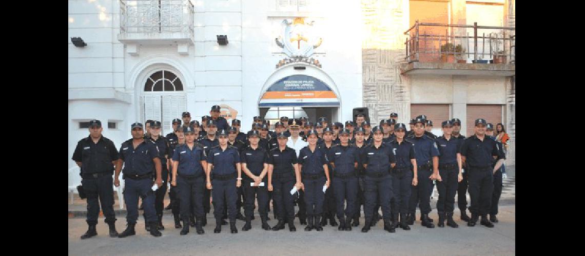 Grupo de oficiales y efectivos de la estaciÃ³n de PolicÃ­a de Laprida 