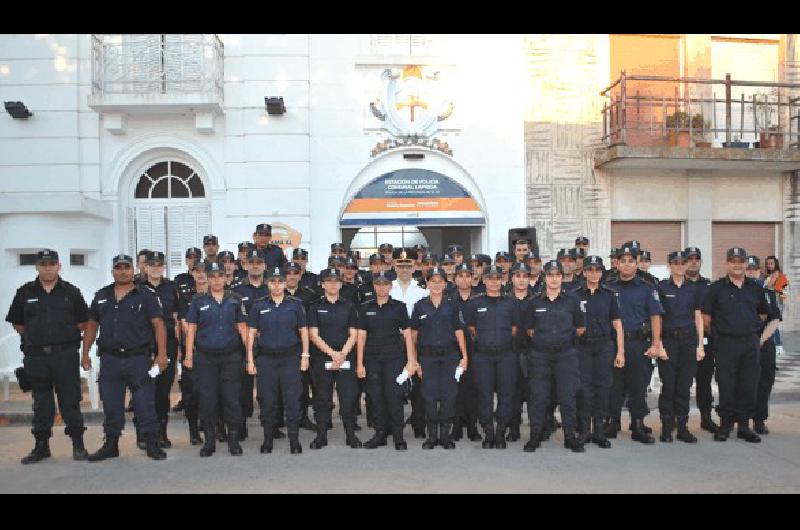 Grupo de oficiales y efectivos de la estaciÃ³n de PolicÃ­a de Laprida 