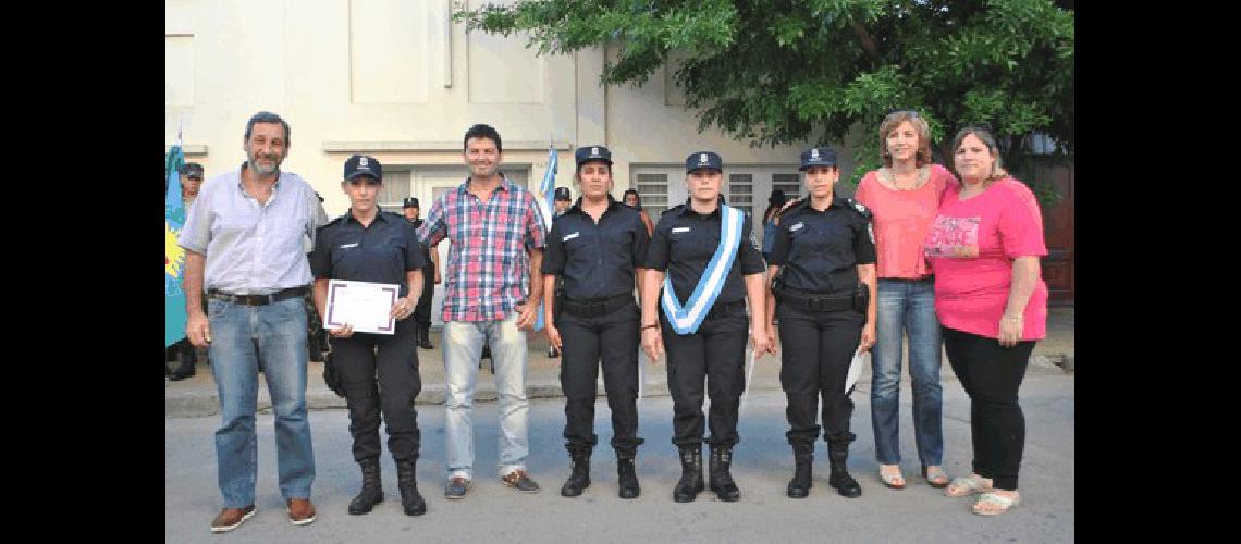 Concejales entregaron diplomas a personal de la ComisarÃ­a de la Mujer 