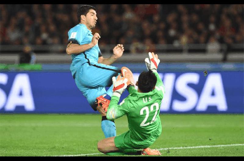 Luis SuÃrez marcÃ³ los tres goles de Barcelona 