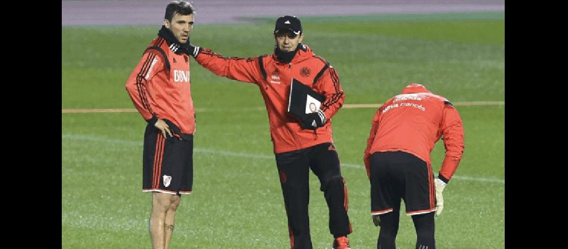 Marcelo Gallardo da indicaciones en el entrenamiento de River a la espera de la final 