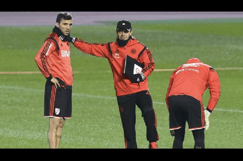 Marcelo Gallardo da indicaciones en el entrenamiento de River a la espera de la final 