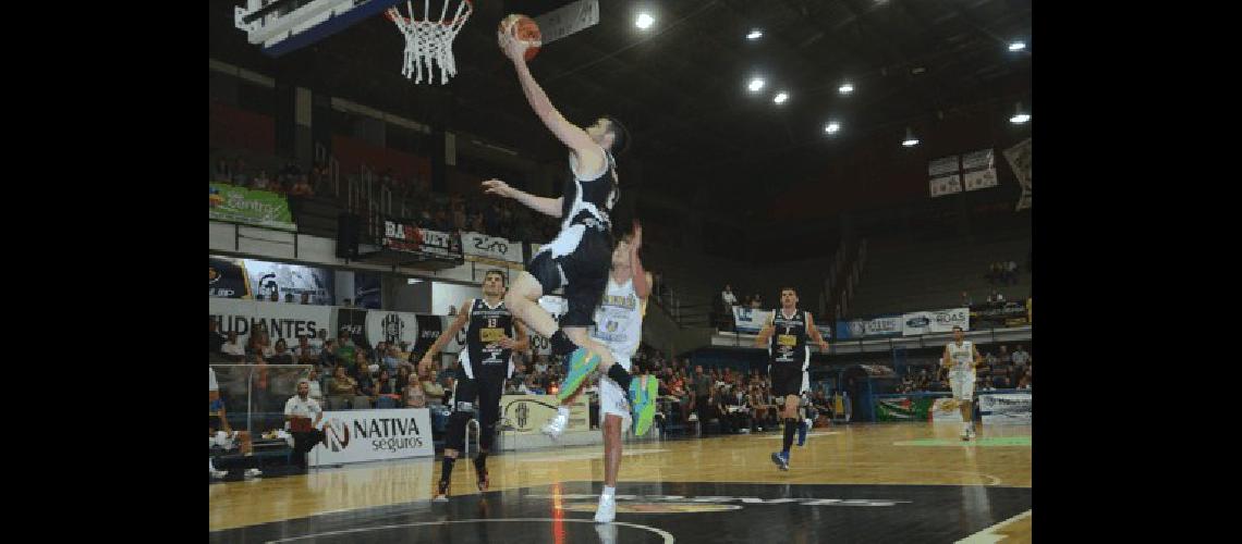 El escolta neuquino Juan Levrino anotÃ³ anoche 14 puntos incluyendo dos triples clave en el cuarto final 