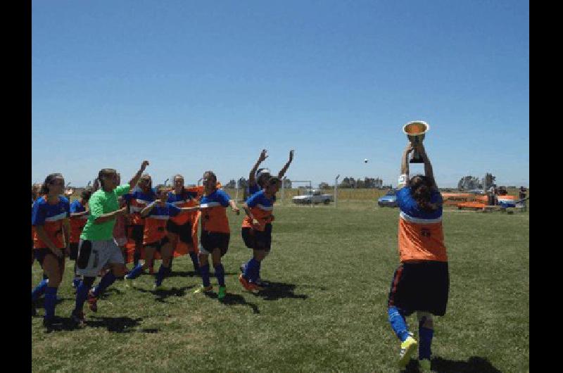 Las chicas de Ferroviario festejaron el primer torneo oficial 