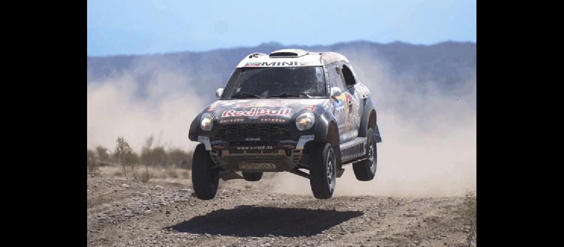 Sin presiones y libre de ataduras Al-Attiyah superÃ³ primero a Loeb y despuÃ©s a Peterhansel 