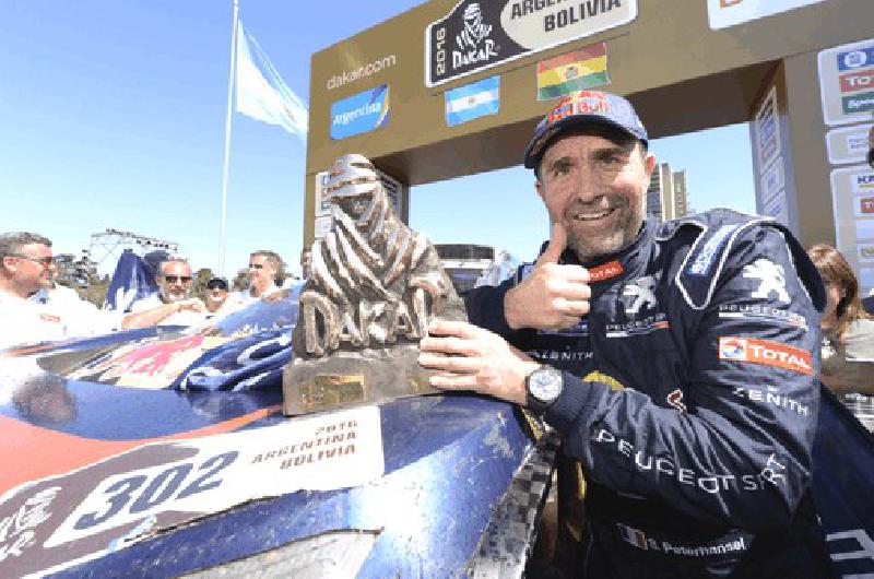 Jean Paul Cottret y Peterhansel Stephane celebran con el encargado de Peugeot 