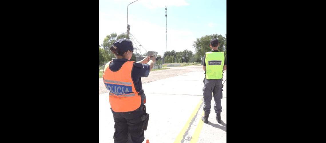 La policÃ­a e inspectores de trÃ�nsito realizan operativos de control en la planta urbana y los accesos a La Madrid 