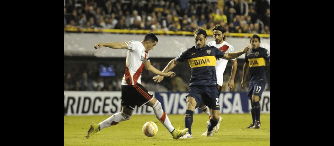 Dani Stone Osvaldo volverÃ a lucir la camiseta de Boca y estarÃ en la ofensiva con Carlos Tevez 