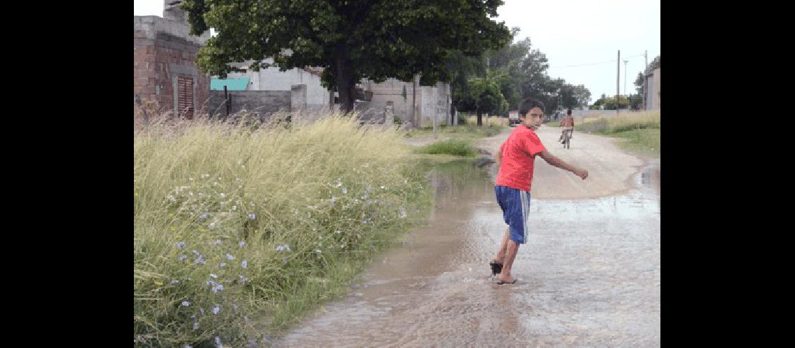 Vecinos reclamaron por una peacuterdida de agua que inundoacute unas cinco cuadras