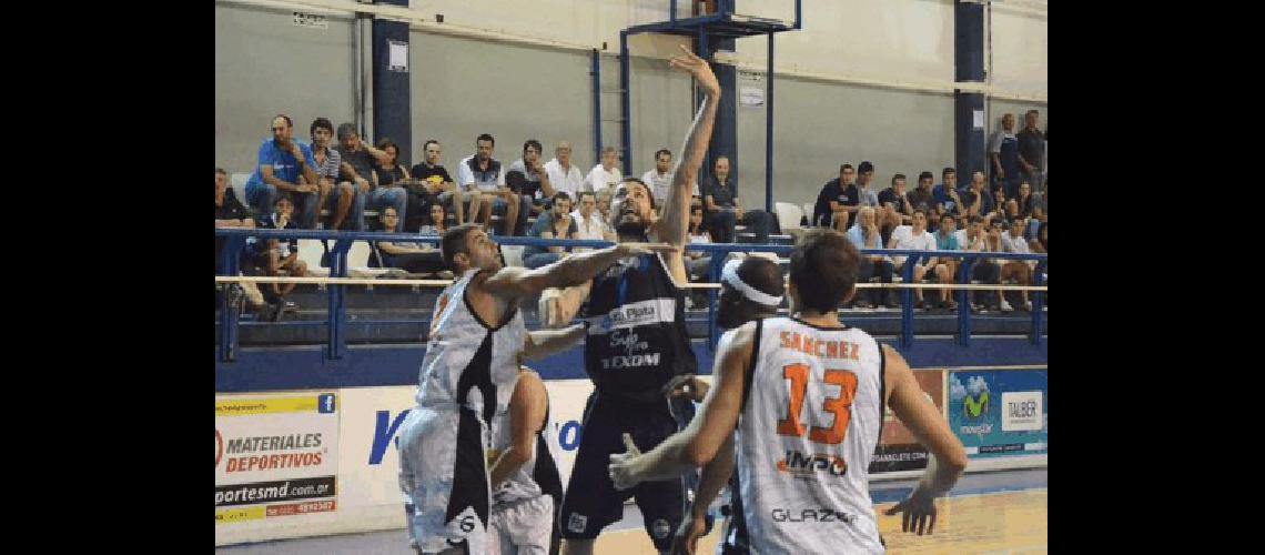 Estudiantes fue superado anoche por el Lobo platense en el Polideportivo 