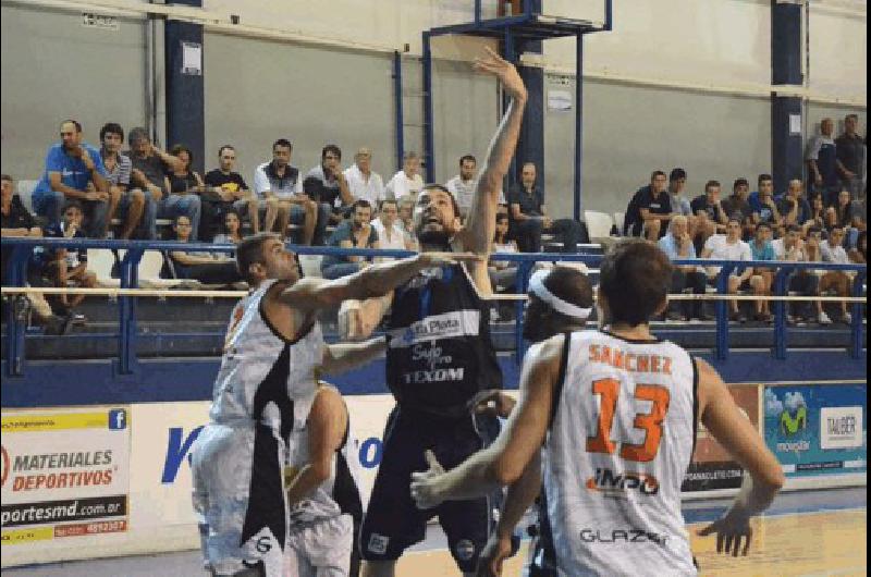 Estudiantes fue superado anoche por el Lobo platense en el Polideportivo 