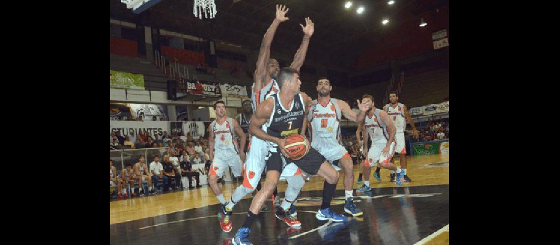 En su Ãºltima presentaciÃ³n en el Maxigimnasio Estudiantes le ganÃ³ a Petrolero Argentino de NeuquÃ©n 