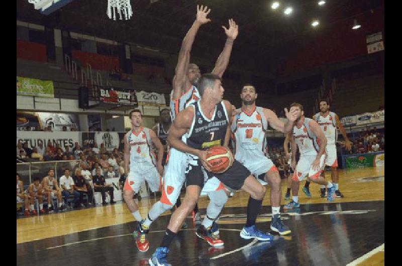 En su Ãºltima presentaciÃ³n en el Maxigimnasio Estudiantes le ganÃ³ a Petrolero Argentino de NeuquÃ©n 