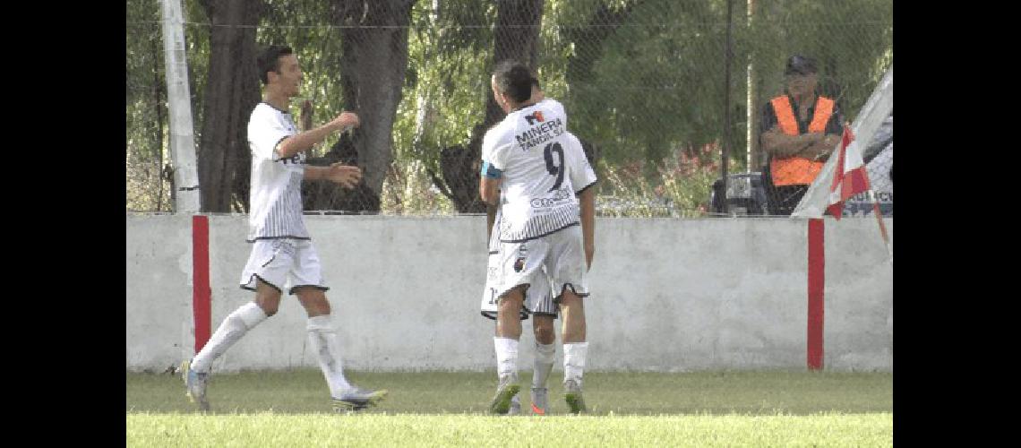 Los abrazos son para Juan Manuel Ponce autor de un golazo que le permitiÃ³ a El FortÃ­n llegar al 2-1 parcial 