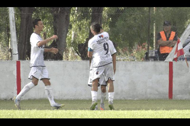 Los abrazos son para Juan Manuel Ponce autor de un golazo que le permitiÃ³ a El FortÃ­n llegar al 2-1 parcial 