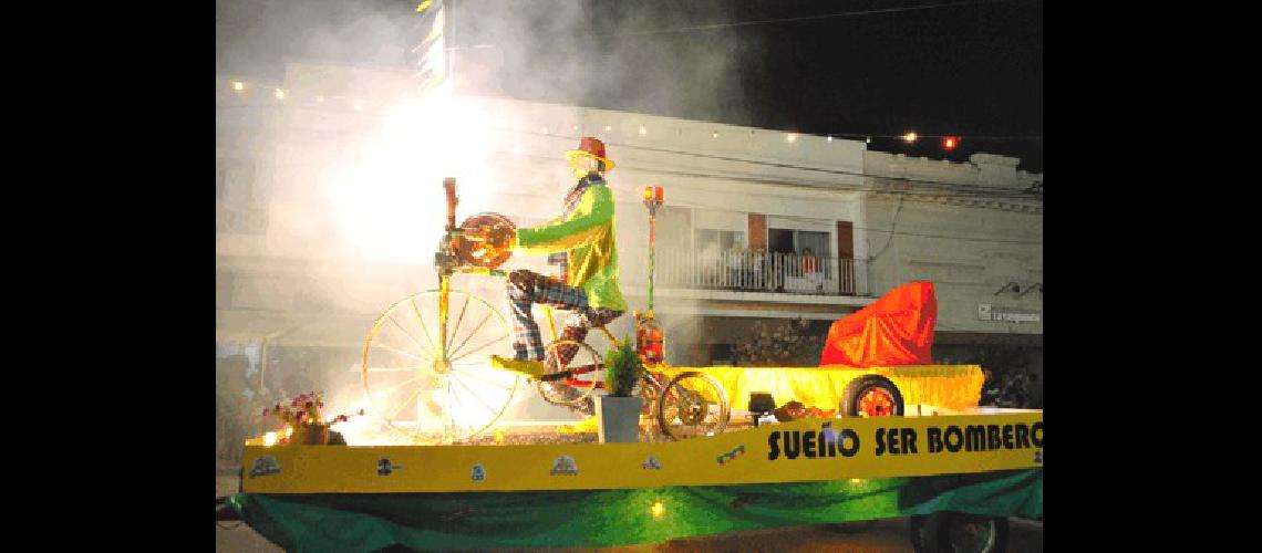 La carroza de Bomberos Voluntarios de Laprida 