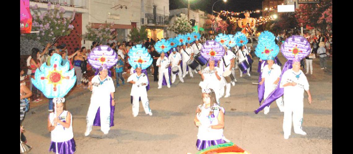 La batucada TrulalÃ� estrenÃ³ colorido vestuario 