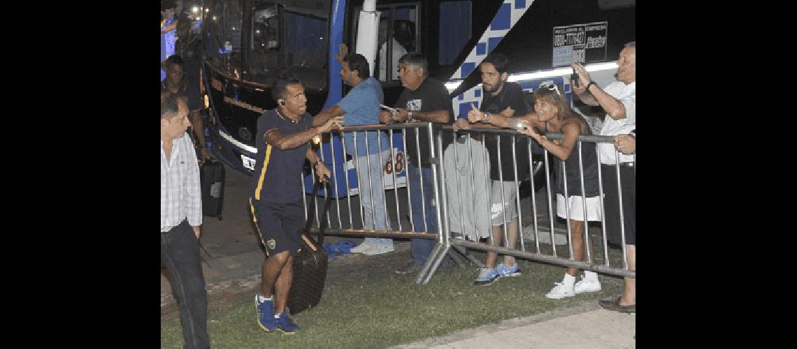 Carlos Tevez saludÃ³ a los hinchas de Boca en su llegada al hotel de CÃ³rdoba 