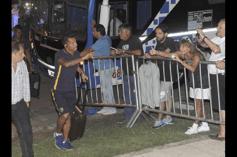 Carlos Tevez saludÃ³ a los hinchas de Boca en su llegada al hotel de CÃ³rdoba 