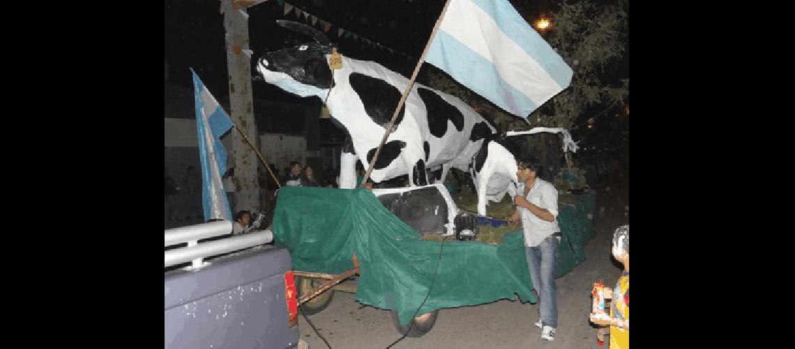 Por la avenida Alem desfilaron mÃ�s de una docena de carrozas y vehÃ­culos adornados 