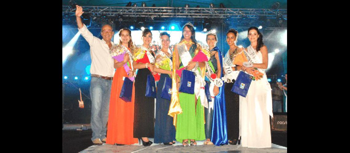 Julieta GensÃ³n Miss Carnaval 2016 junto a demÃ�s reinas y princesas y el Intendente de Laprida 