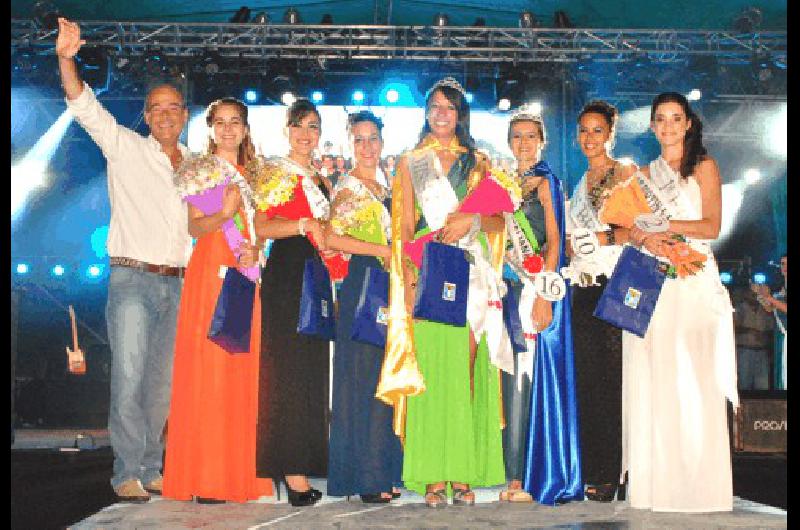 Julieta GensÃ³n Miss Carnaval 2016 junto a demÃ�s reinas y princesas y el Intendente de Laprida 